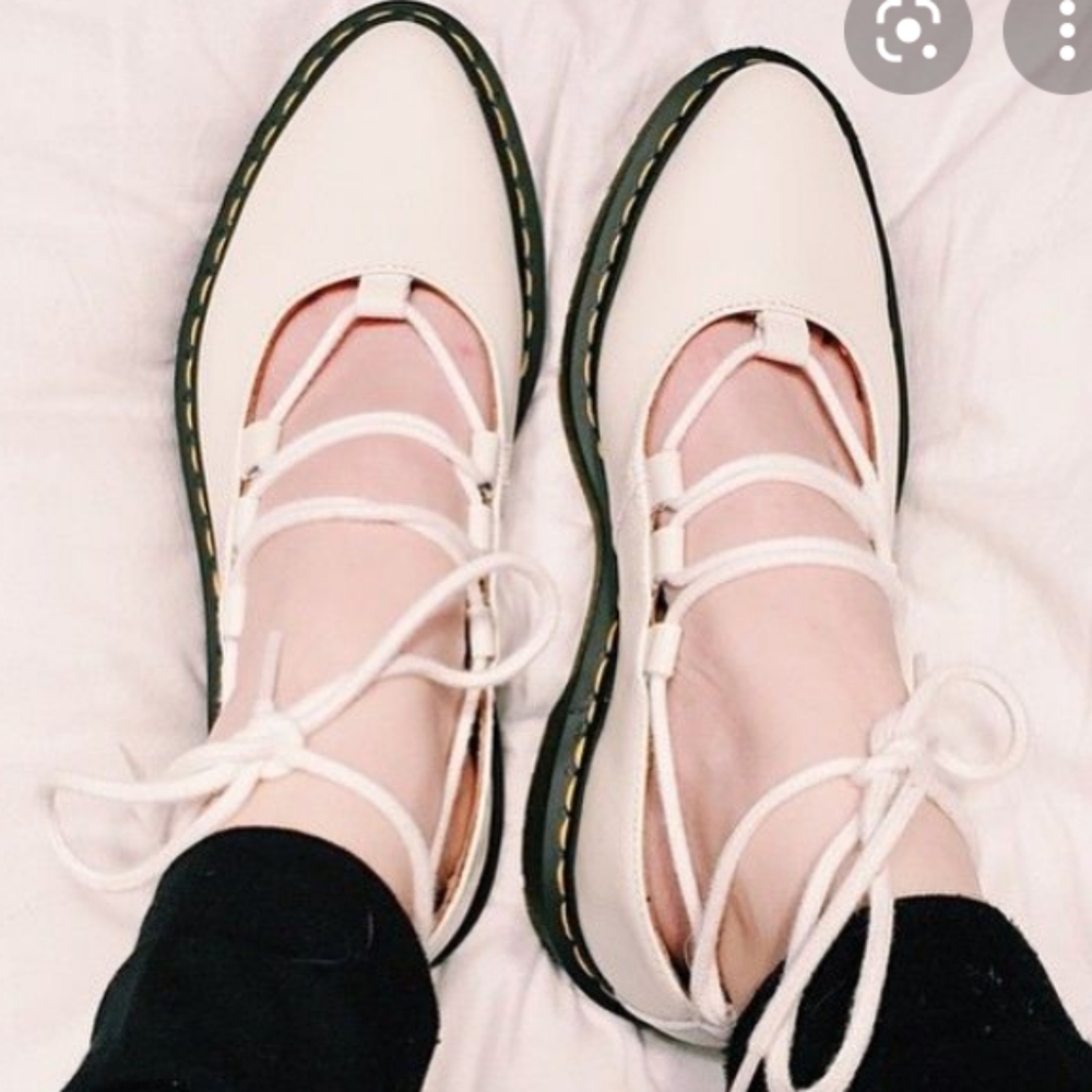 🦄🤍Dr. Martens Elphie Lace Up Flats🤍🦄